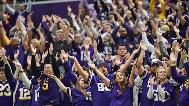 Vikings fans, Skol chant